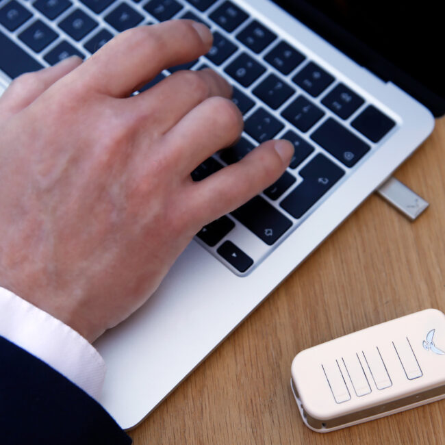 Levo® incorpora una ranura especial para dispositivos MEMORY. Un pendrive de almacenamiento de datos de gran capacidad.